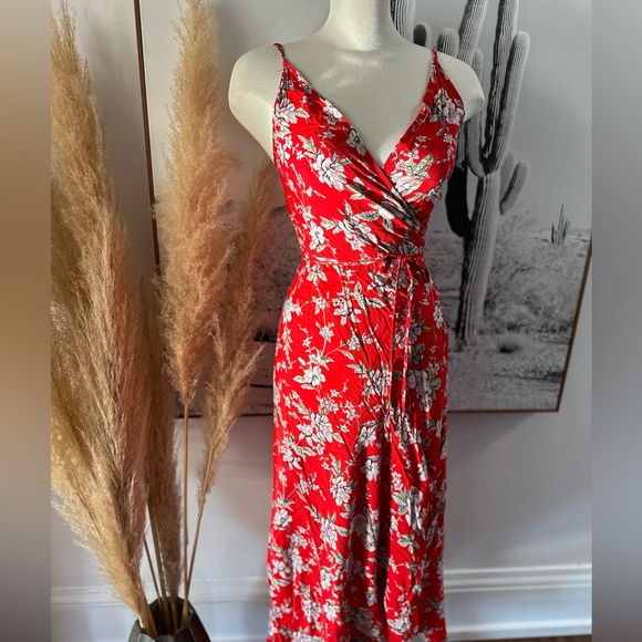 True wrap dress with adjustable straps in a size medium. - Picture 6 of 6